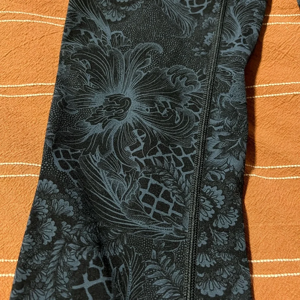 LULULEMON - Picture 3 of 5
